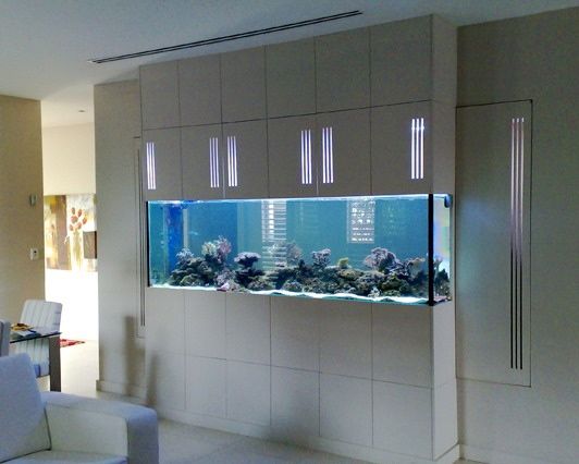 встроенный в боковую стену аквариум в интерьере